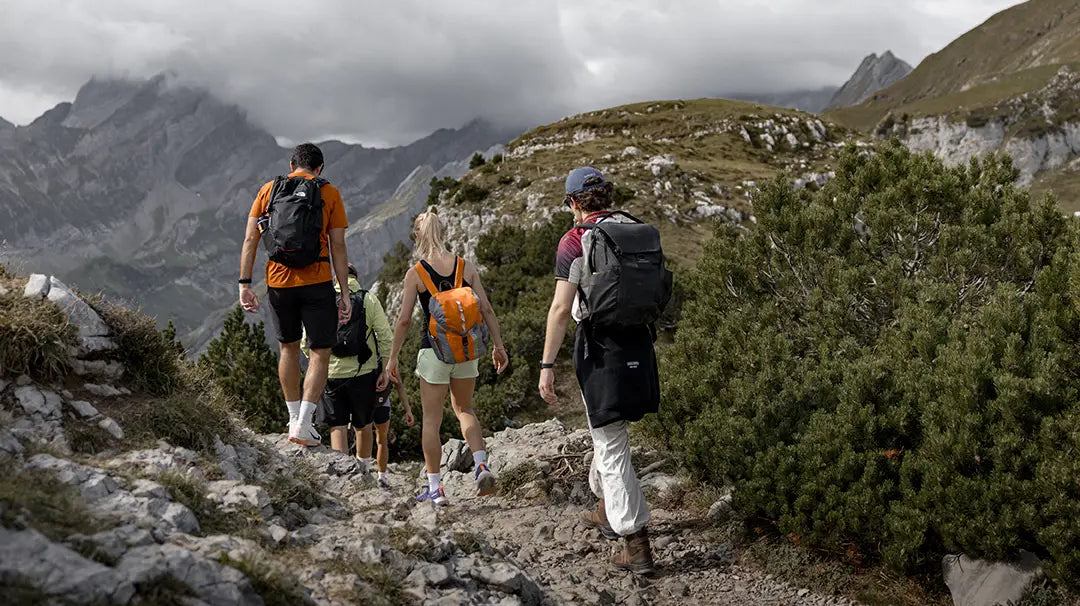 WE•TRST HIKE + FRIENDS – Gruppe auf dem Bergpfad im Alpstein
