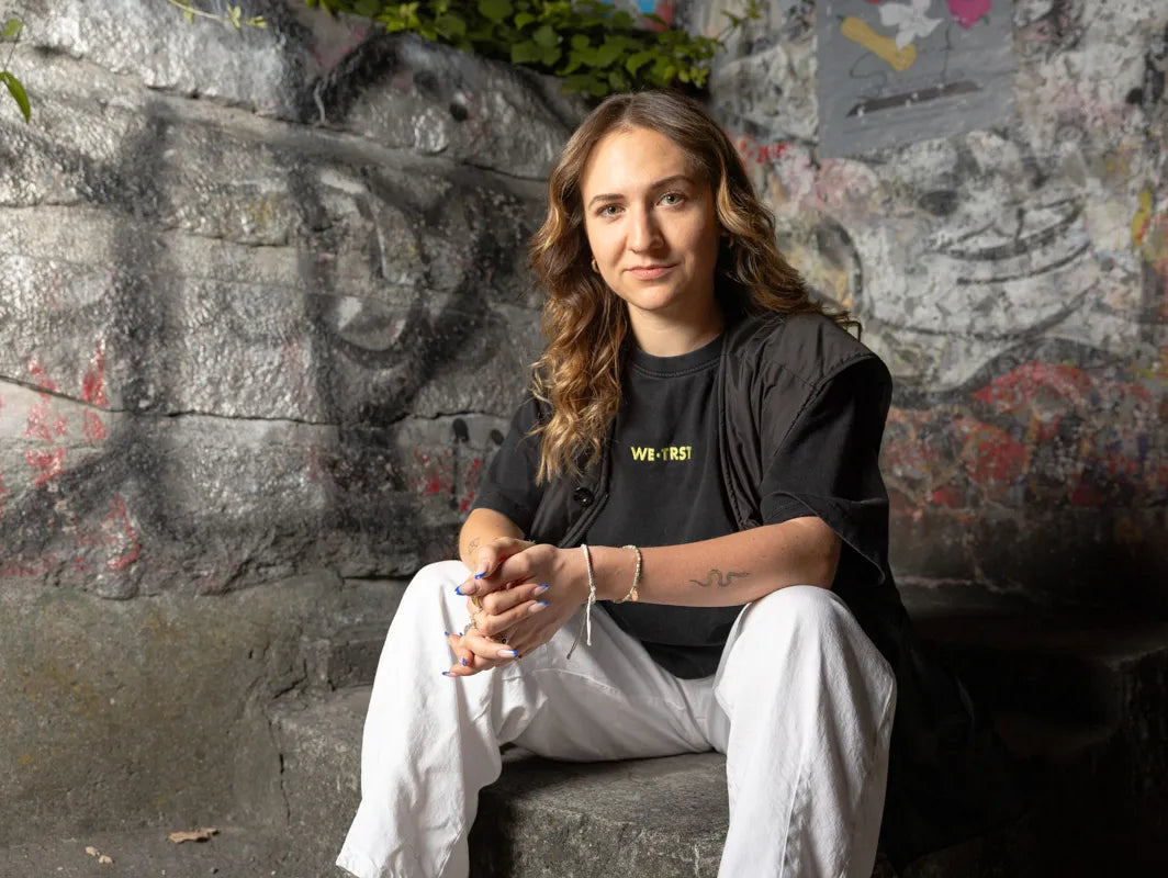 WE•TRST Urban Fashion Portrait von Nina Maria Leuenberger vor Graffiti-Wand