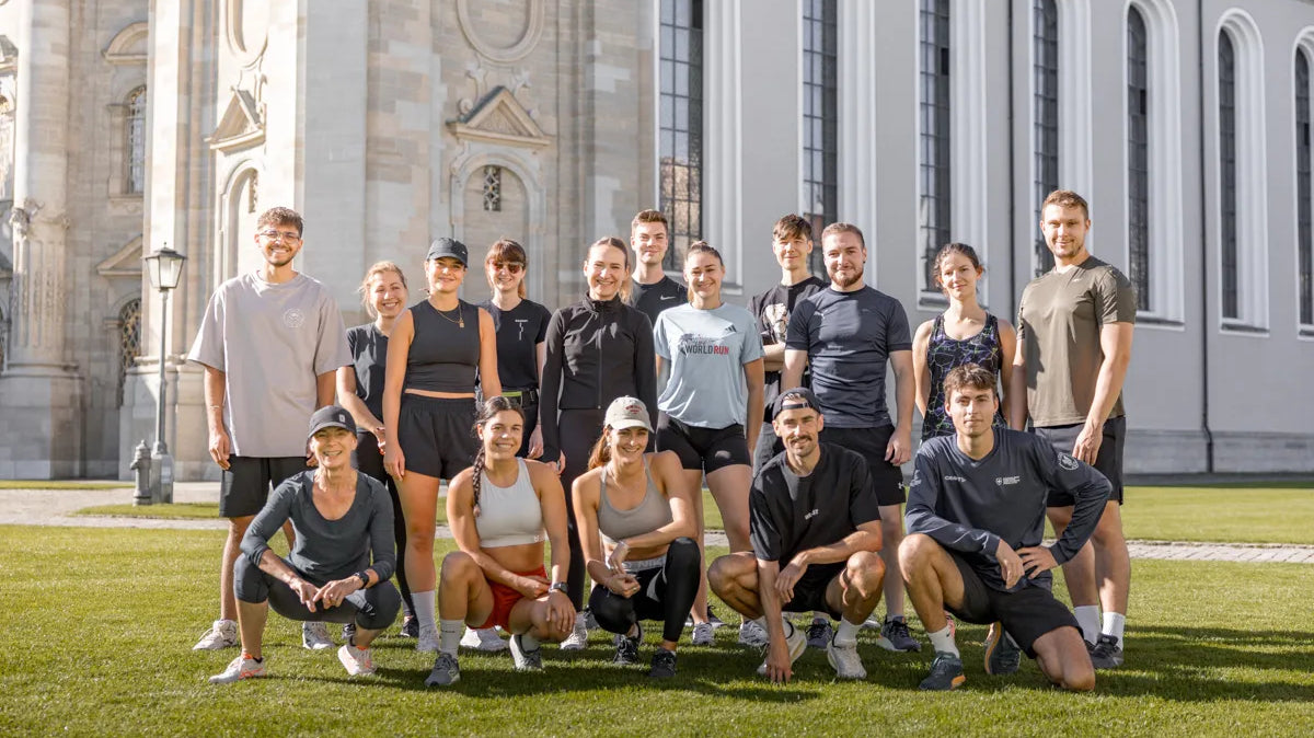 WE•TRST Run Club – Laufgruppe in St. Gallen vor historischer Kathedrale beim Community Run