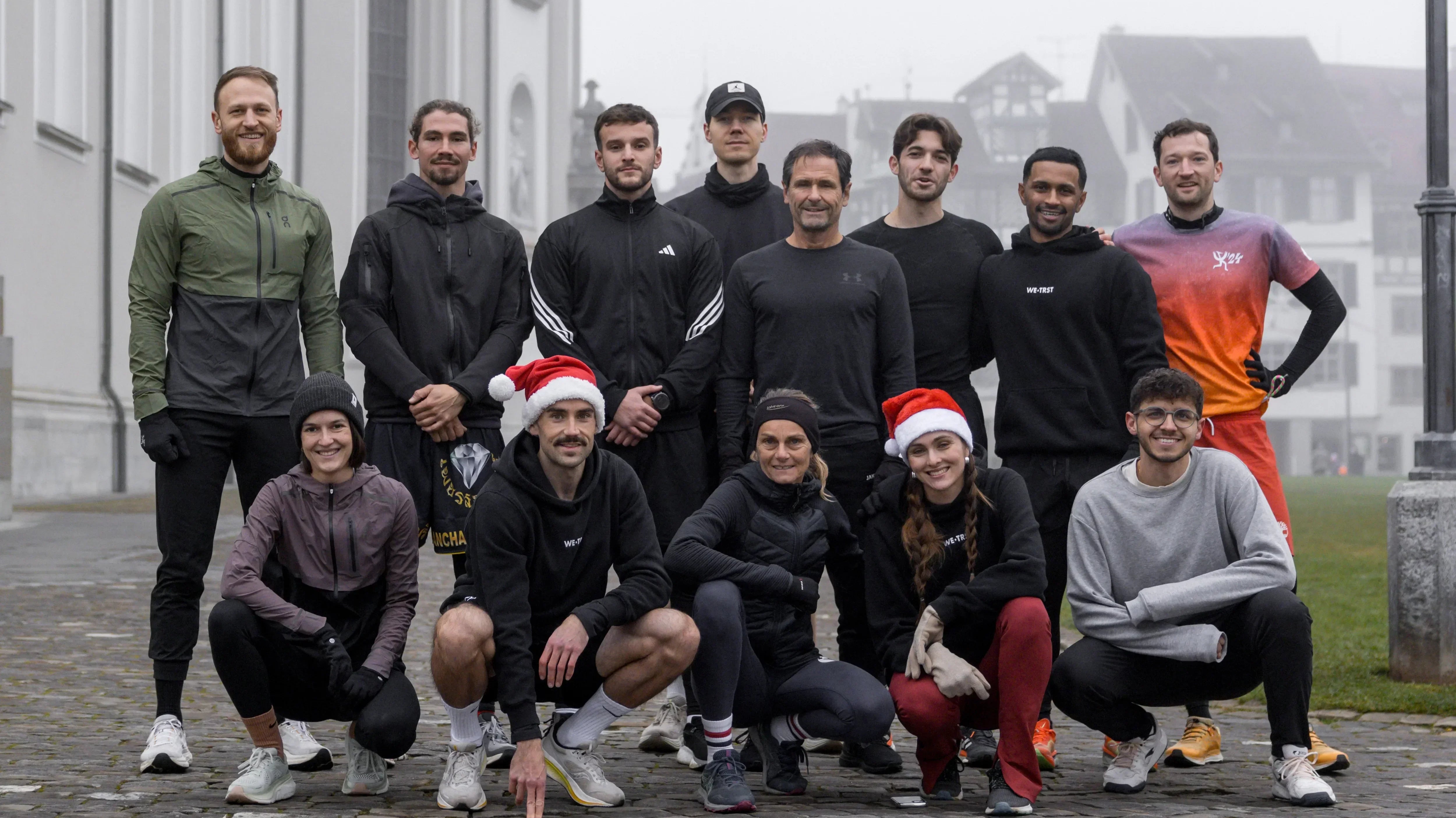 WE•TRST Run Club Gruppenfoto in St. Gallen – Community Run bei Nebel im Winter