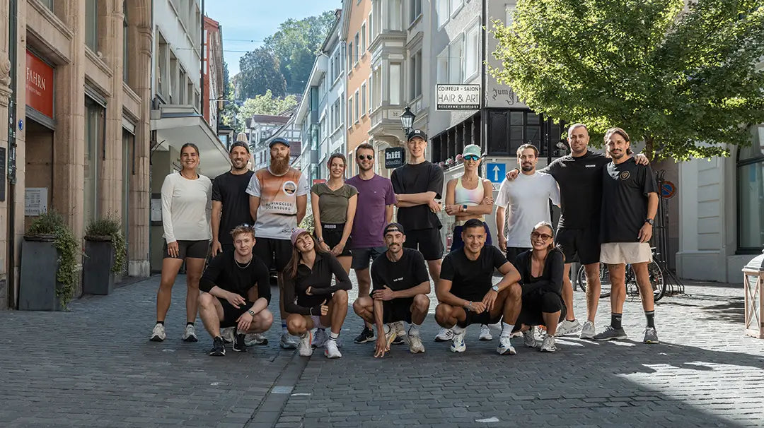 WE•TRST Run Club St. Gallen – Gruppenfoto der Community in der Altstadt