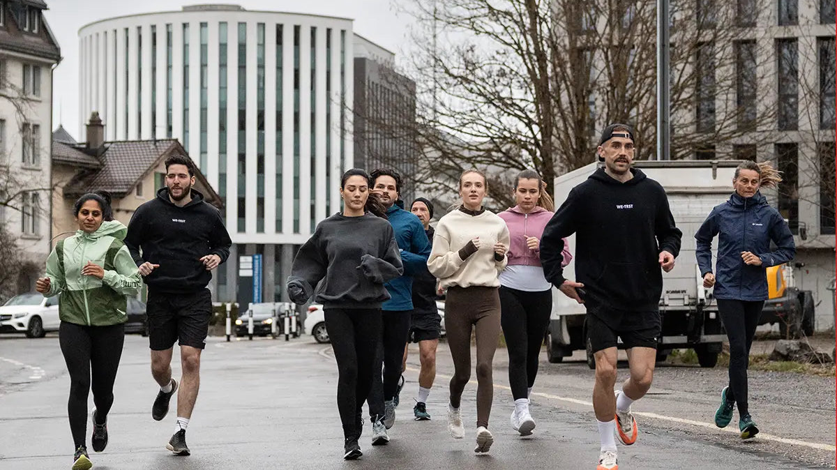 WE•TRST Run Club – Gruppe läuft gemeinsam durch urbanes Stadtgebiet