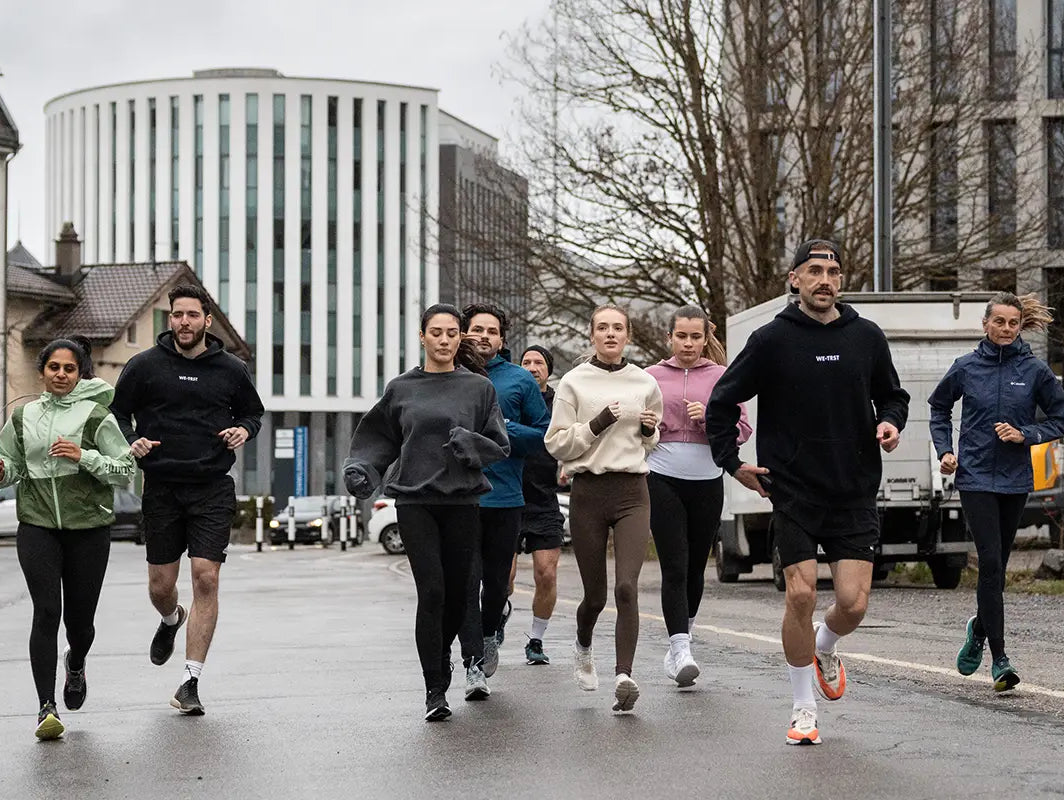 WE•TRST Run Club – Gruppe läuft gemeinsam durch urbanes Stadtgebiet