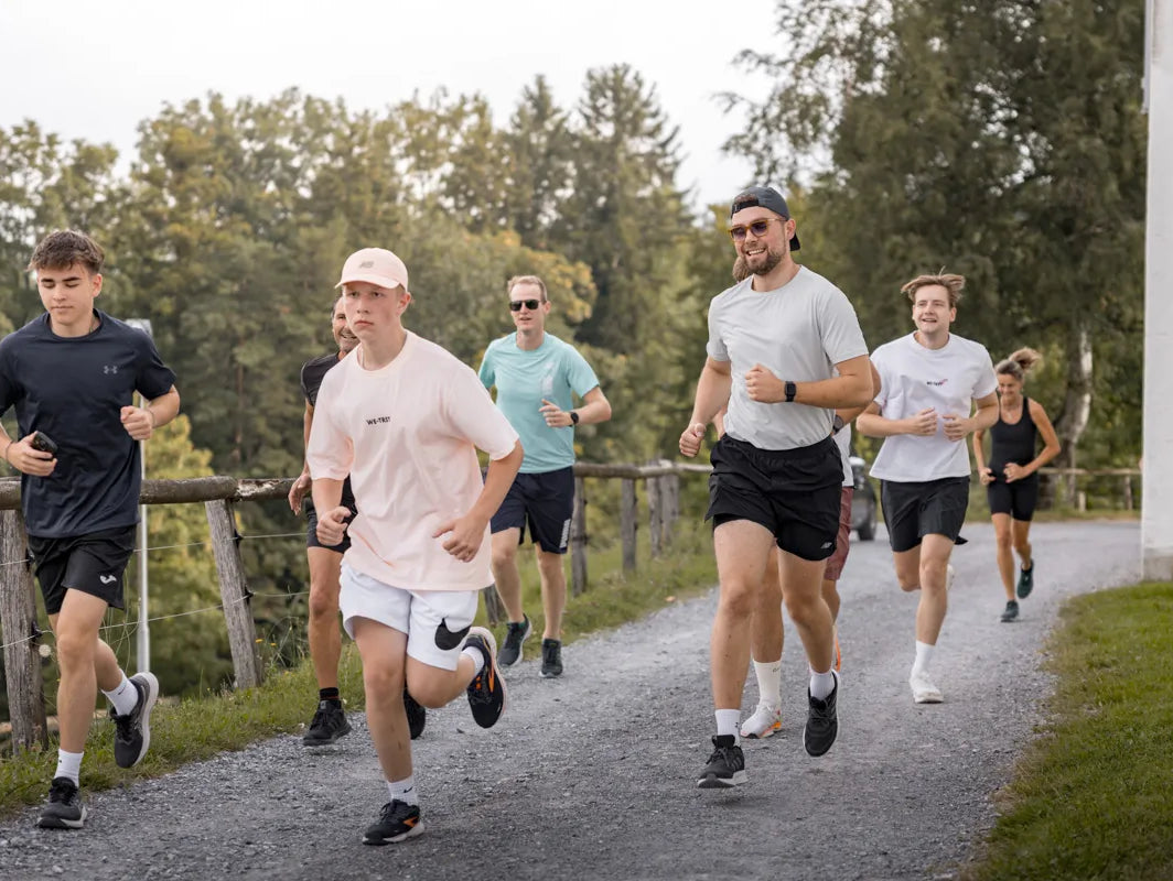 WE•TRST Run Club beim Saisonstart – Laufgruppe joggt gemeinsam durch die Natur bei St. Gallen