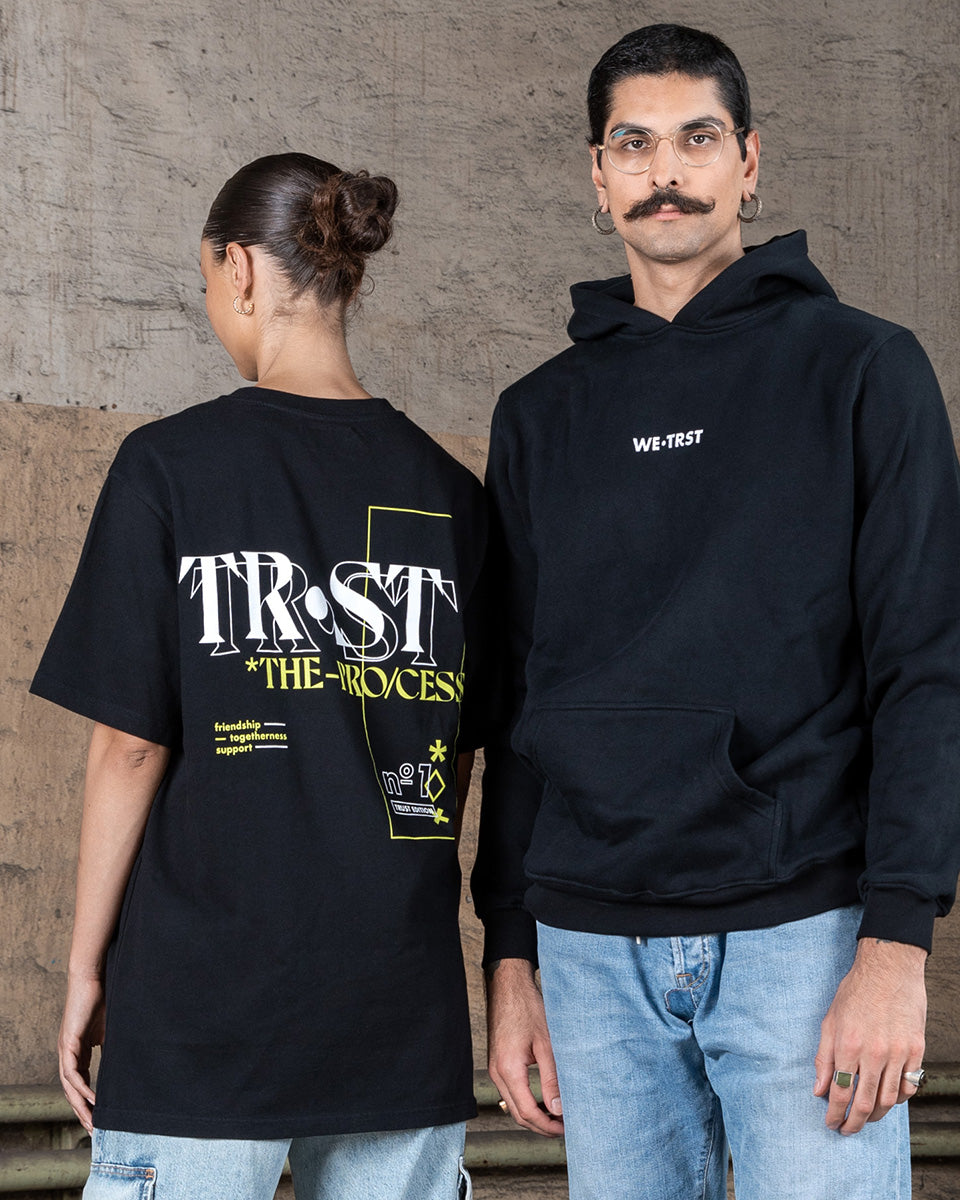 Zwei Models welche die neuste Mode von WE•TRST tragen.
