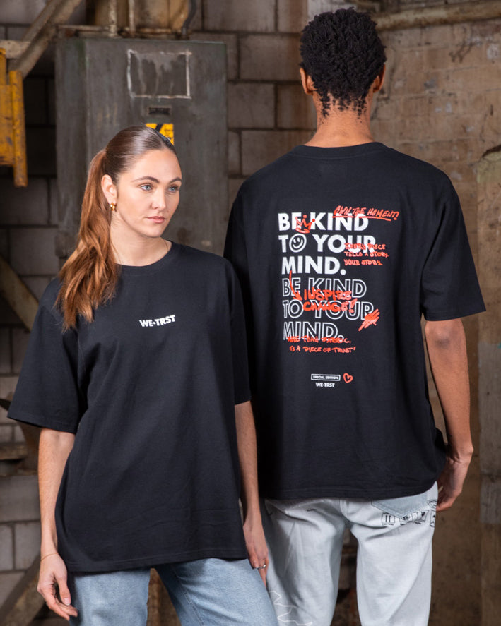 Zwei Models stehen mit dem MID•NIGHT T-Shirt modell