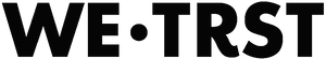 WE•TRST-Logo in Schwarz, das für die Identität der Marke in den Bereichen Mode, Lifestyle und gemeinschaftsorientierte Projekte steht.