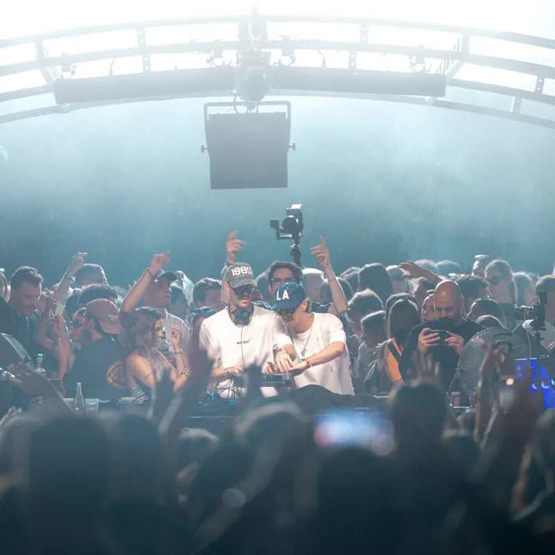 Die Dangel Twins aus Zürich am CODA Openair 2025, präsentieren die Dangel Twins Kollektion – Fashion und Community im Austausch.
