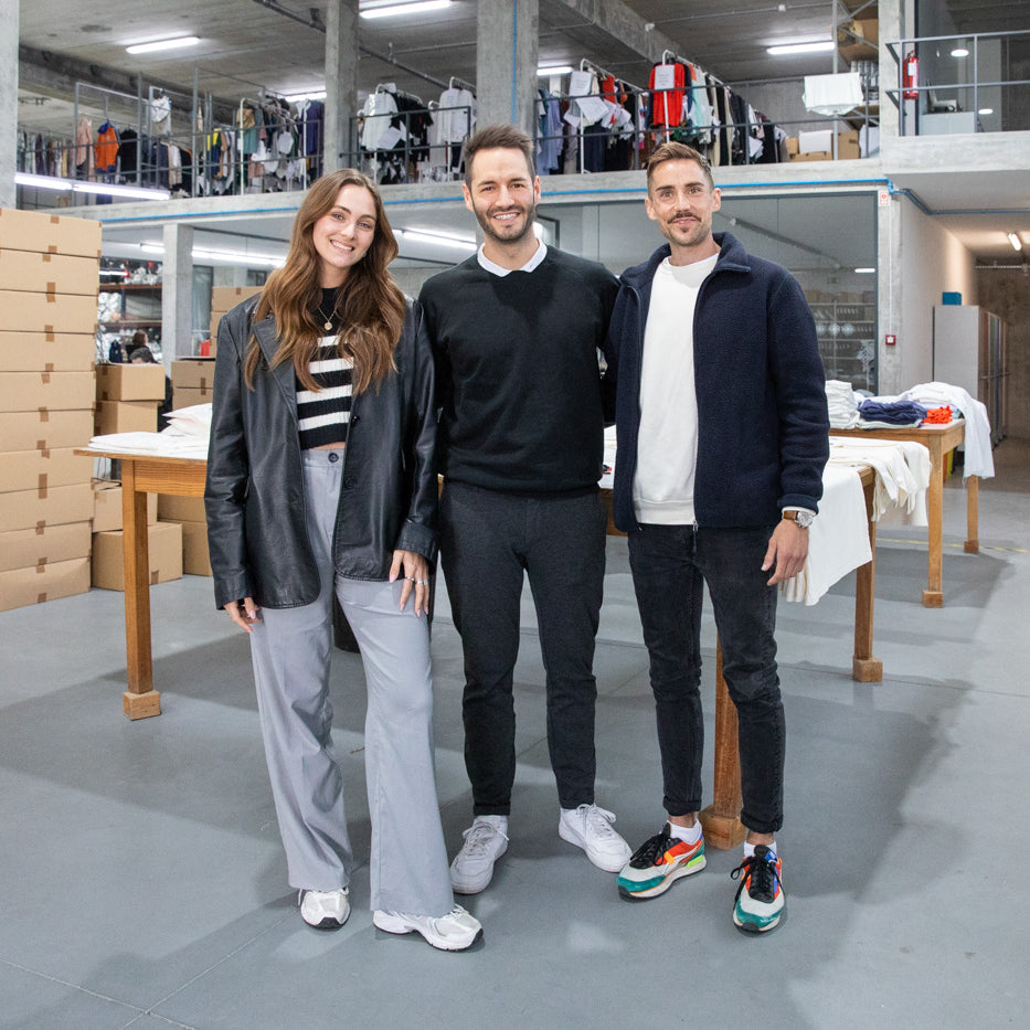 Das Gründer Team von WE•TRST beim Besuch der Produktion.