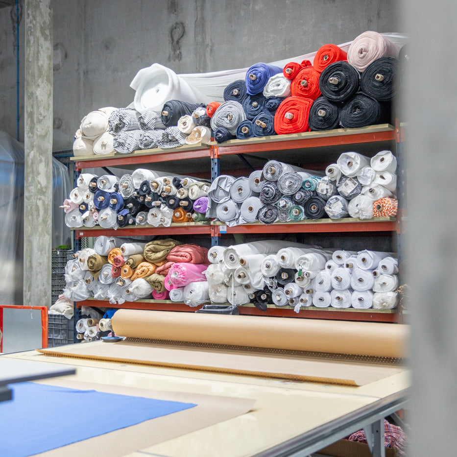 Stoffrollen in der Produktionsstätte von WE•TRST.