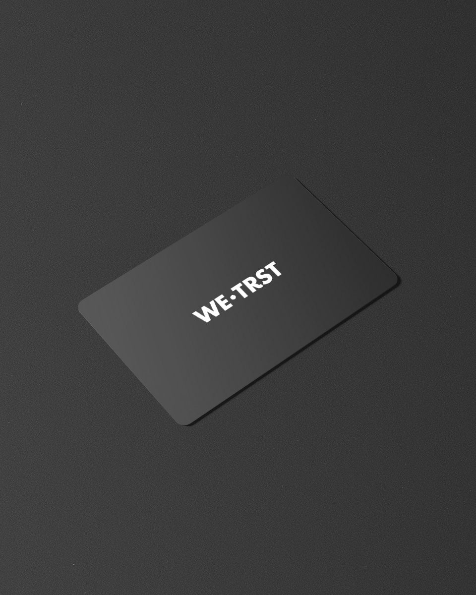 Elegante schwarze digitale Geschenkkarte von WE•TRST in modernem, anspruchsvollem Design.