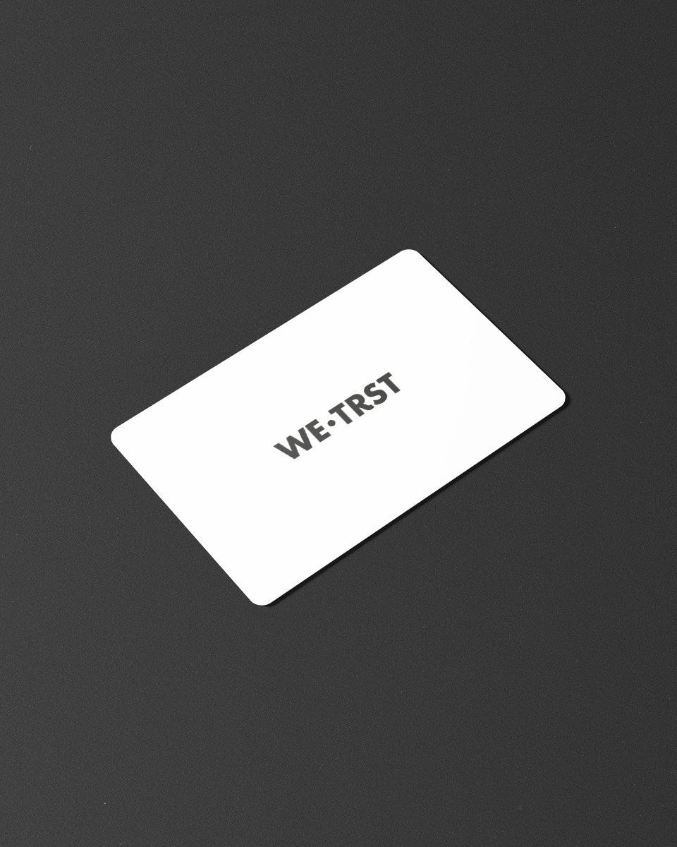 Minimalistische digitale Geschenkkarte von WE•TRST mit einem schlichten Design auf dunklem Hintergrund.