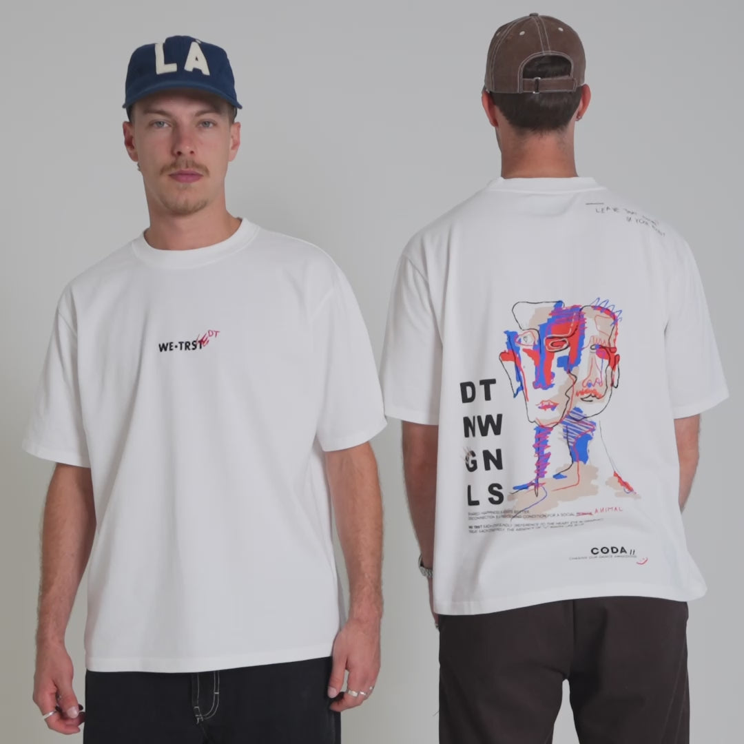 Die Dangel Twins tragen das WE•TRST x Dangel Twins T-Shirt mit gesticktem Logo vorne und illustrativem Print auf dem Rücken, präsentiert in einem minimalistischen Fotostudio.