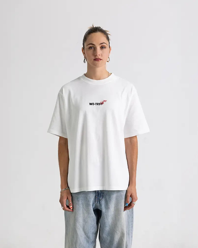 Arina Luisa mit silbernen Creolen präsentiert das WE•TRST Dangel Twins-Shirt in schlichter Frontansicht – minimalistischer Look und hochwertigem Stick.