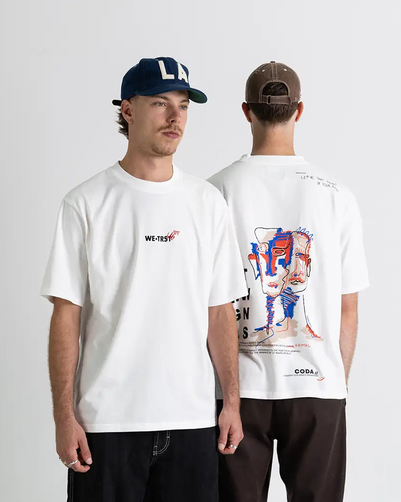 Die Dangel Twins zeigen das Dangel Twins-Shirt von vorne und hinten – WE•TRST x Dangel Twins Collection.