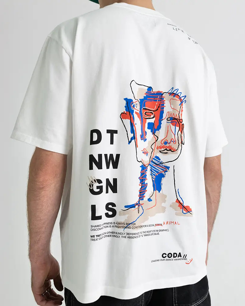 Detailaufnahme des grafischen Rückendesigns auf dem WE•TRST Dangel Twins-Shirt mit stilisierter Gesichtsillustration.