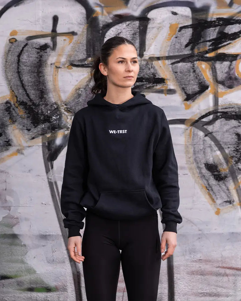 WE•TRST Hoodie Running Department – schwarze Performance Streetwear für Frauen