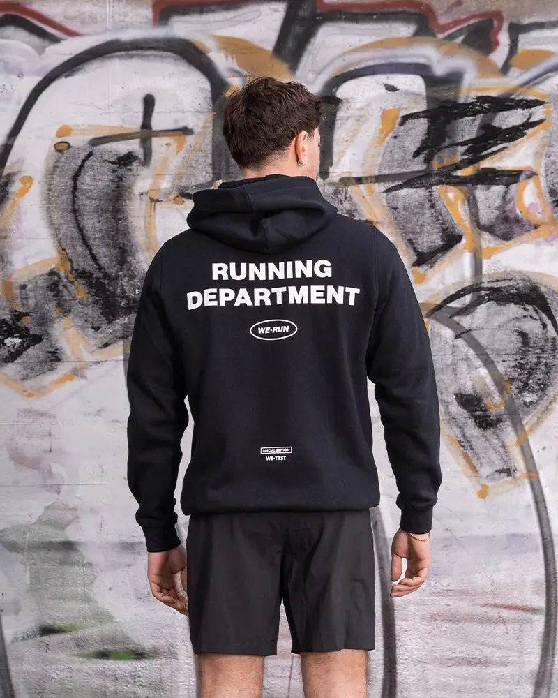 WE•TRST Running Department Hoodie Rücken – Statement Print für Urban Running und Community