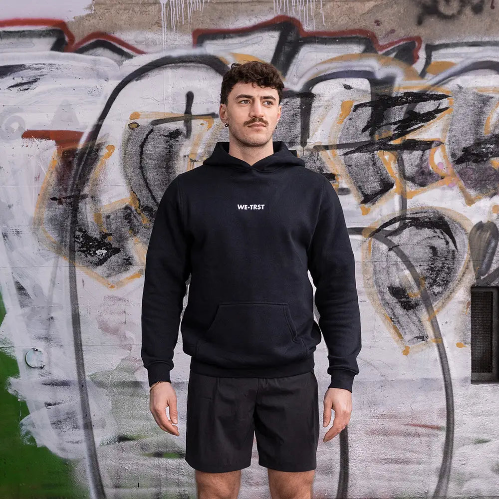 WE•TRST Hoodie Running Department – nachhaltige Streetwear für Sport und Alltag