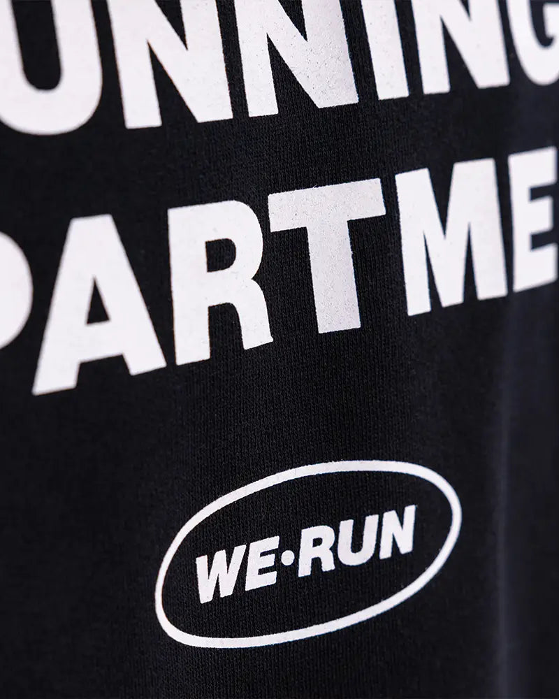 WE•TRST Running Department Print Detail – hochwertiger Siebdruck auf schwarzem Hoodie