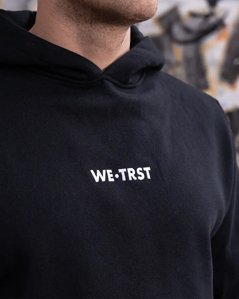 WE•TRST Logo Detail auf Hoodie – minimalistische Performance Streetwear aus Portugal