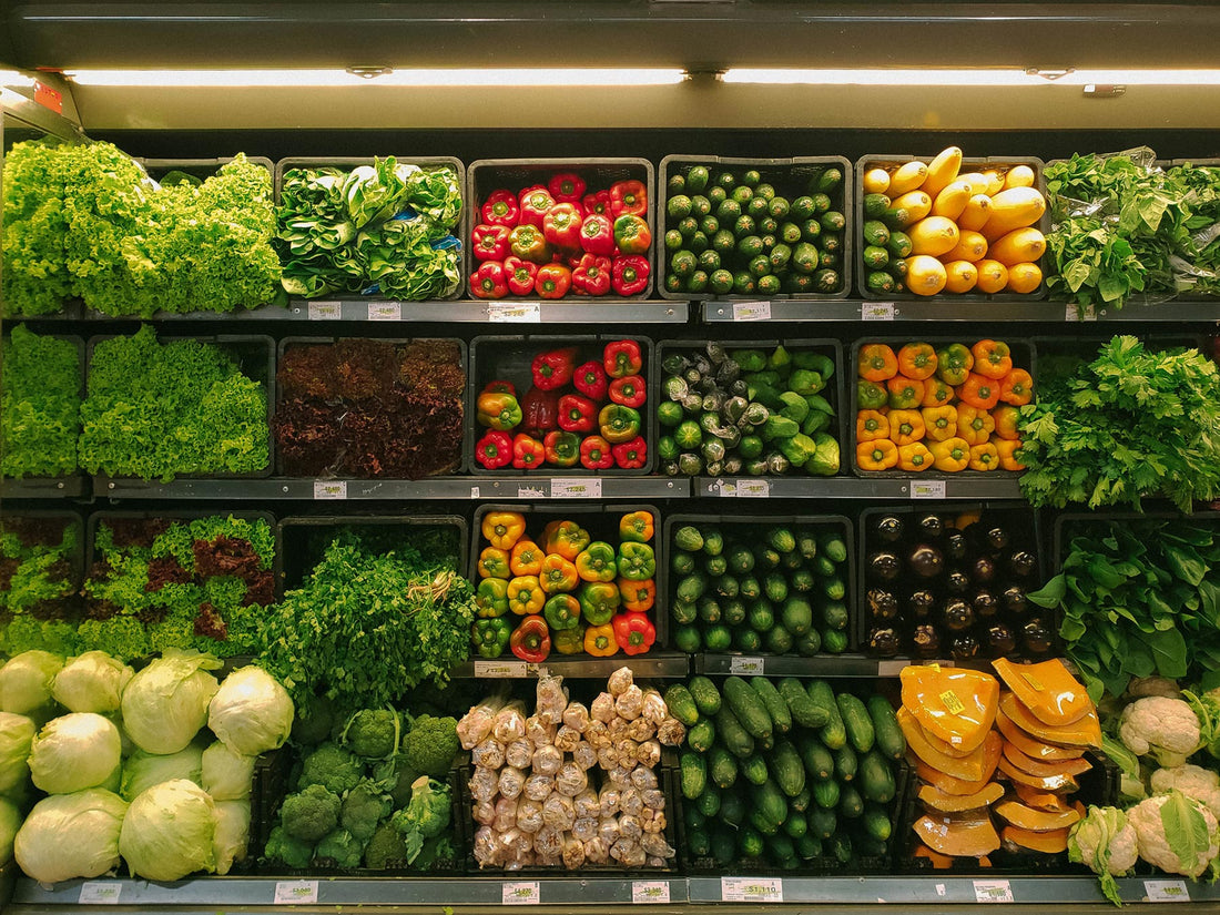 Das Bild zeigt ein Regal in einem Supermarkt, auf dem verschiedene Arten von Gemüse ausgestellt sind.
