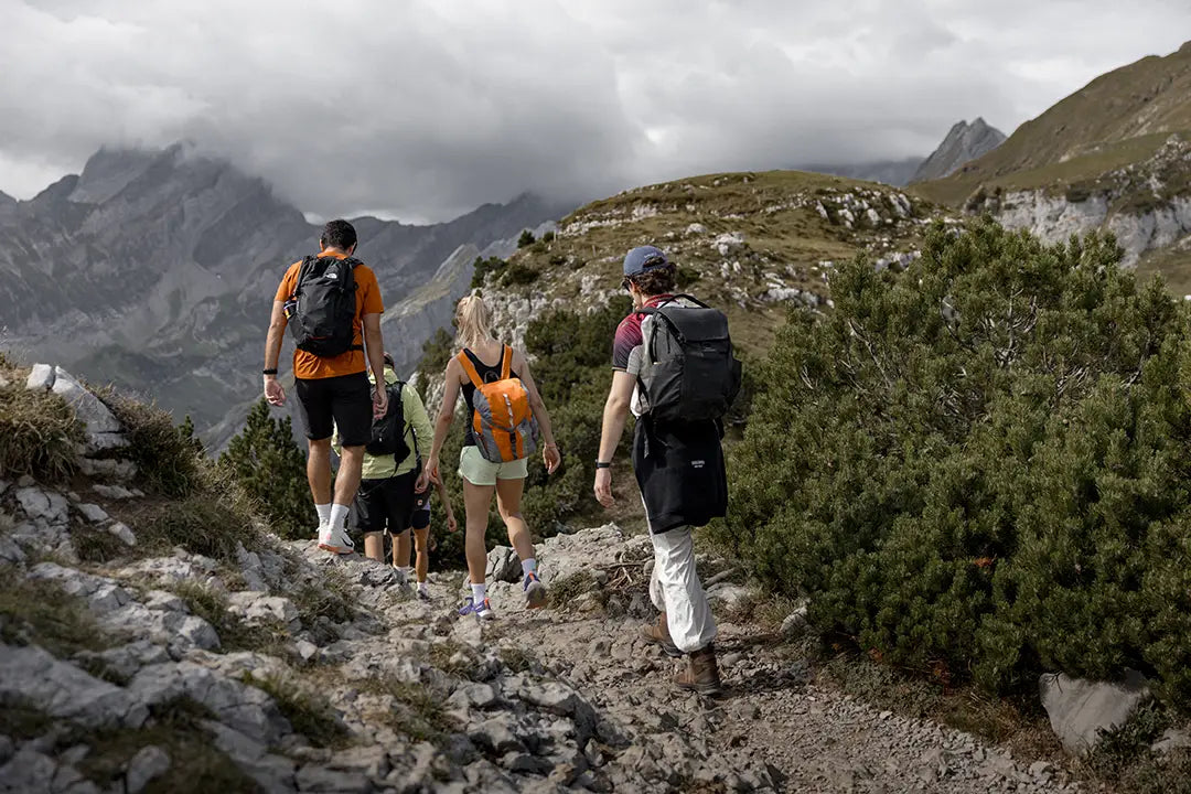 WE•TRST HIKE + FRIENDS – Gruppe auf dem Bergpfad im Alpstein