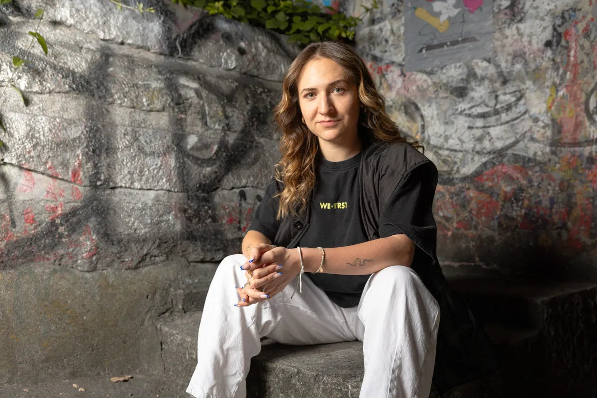 WE•TRST Urban Fashion Portrait von Nina Maria Leuenberger vor Graffiti-Wand