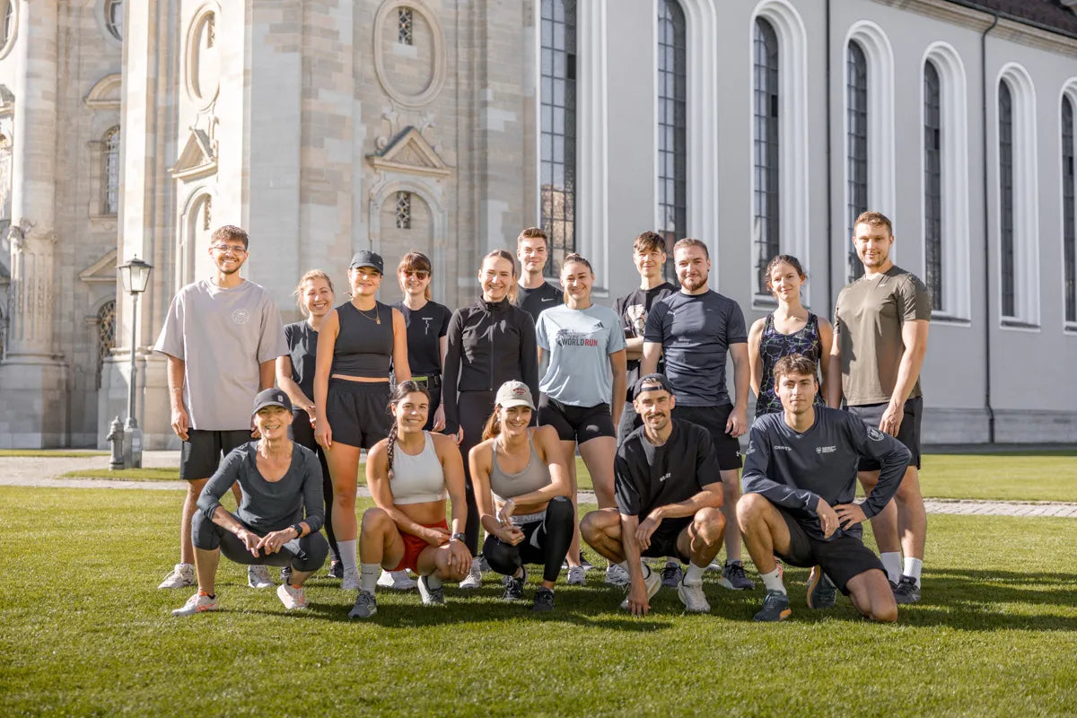 WE•TRST Run Club – Laufgruppe in St. Gallen vor historischer Kathedrale beim Community Run