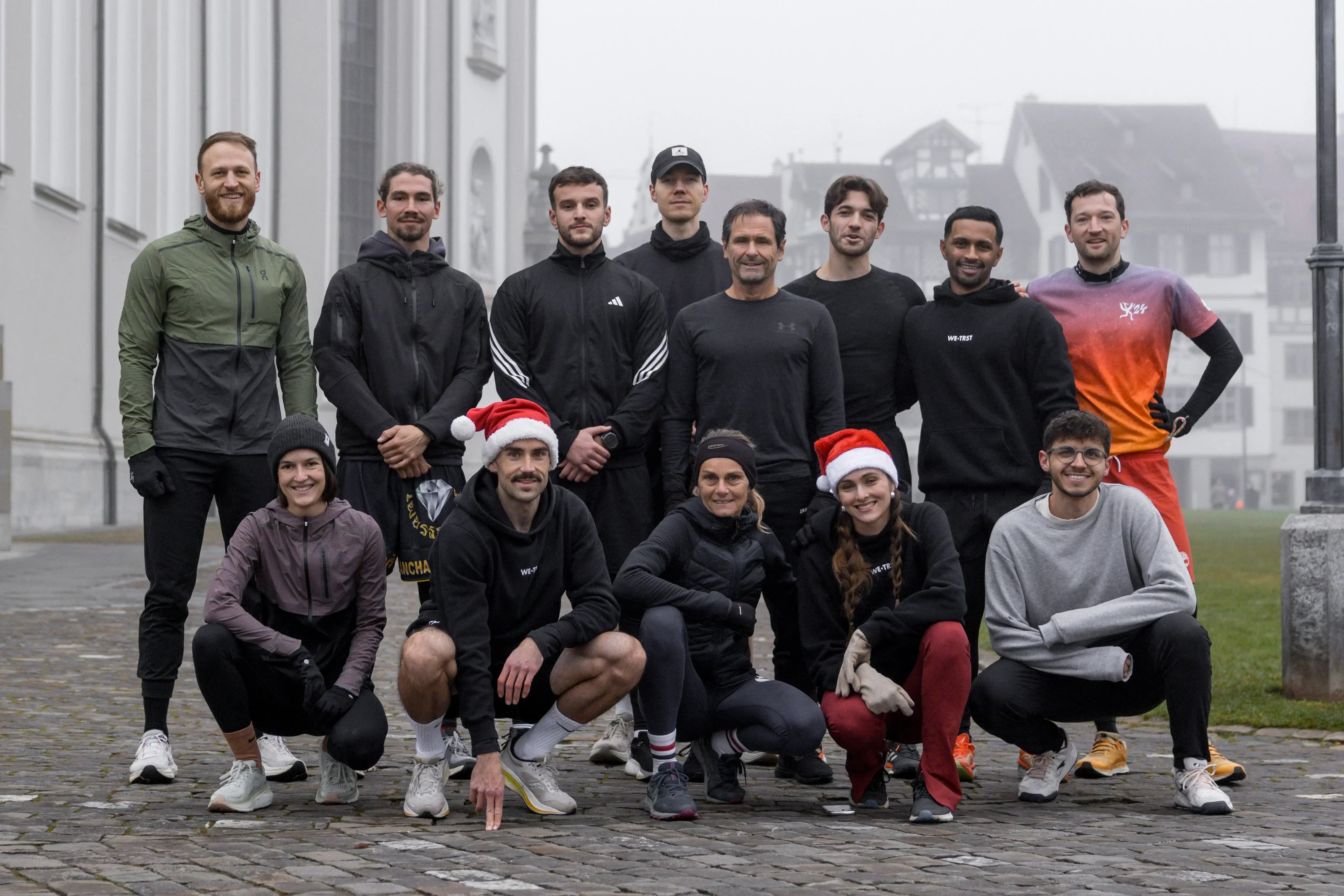 WE•TRST Run Club Gruppenfoto in St. Gallen – Community Run bei Nebel im Winter