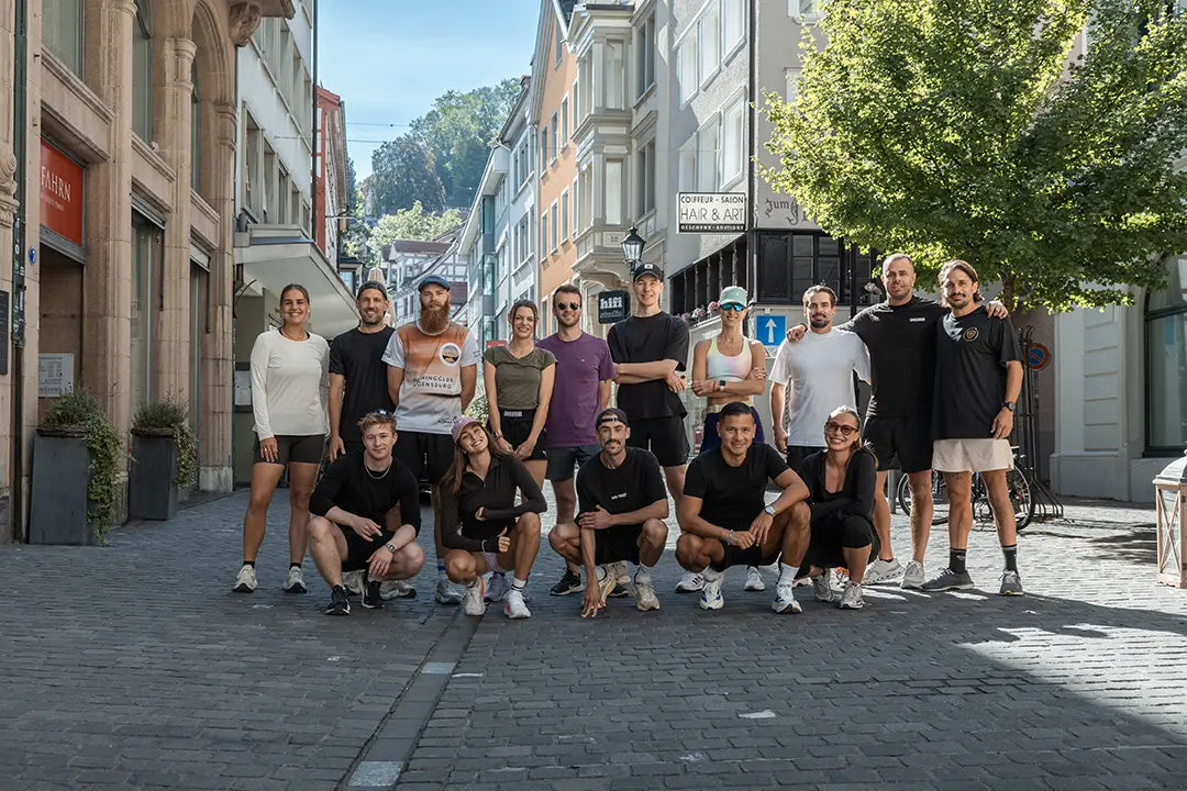 WE•TRST Run Club St. Gallen – Gruppenfoto der Community in der Altstadt