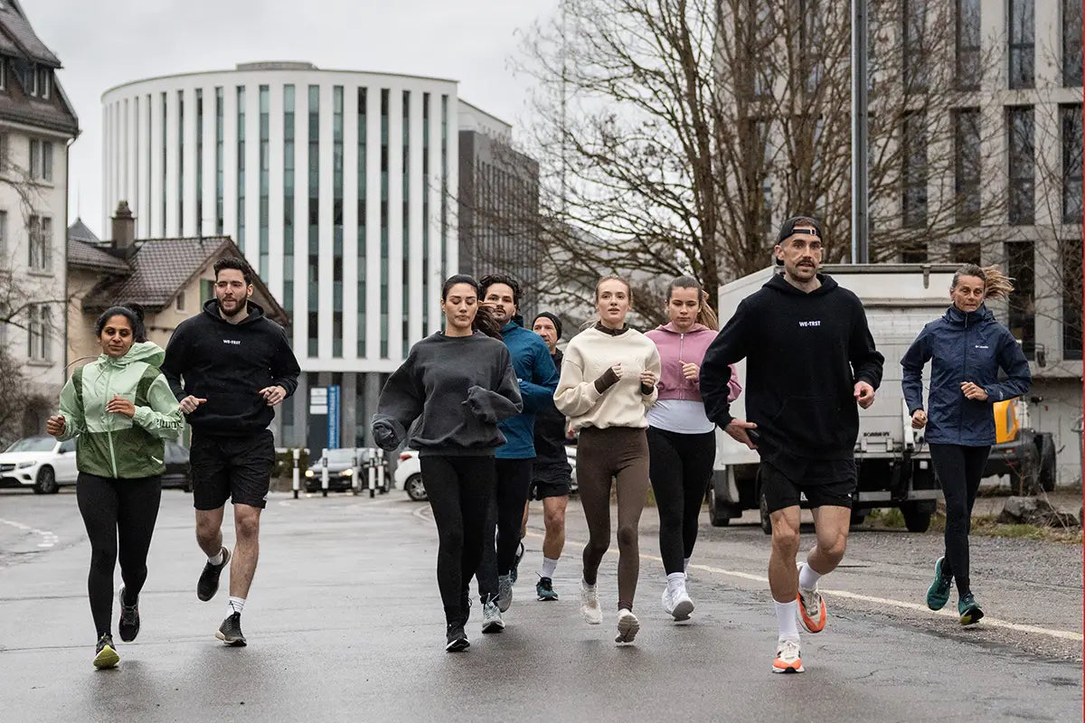 WE•TRST Run Club – Gruppe läuft gemeinsam durch urbanes Stadtgebiet