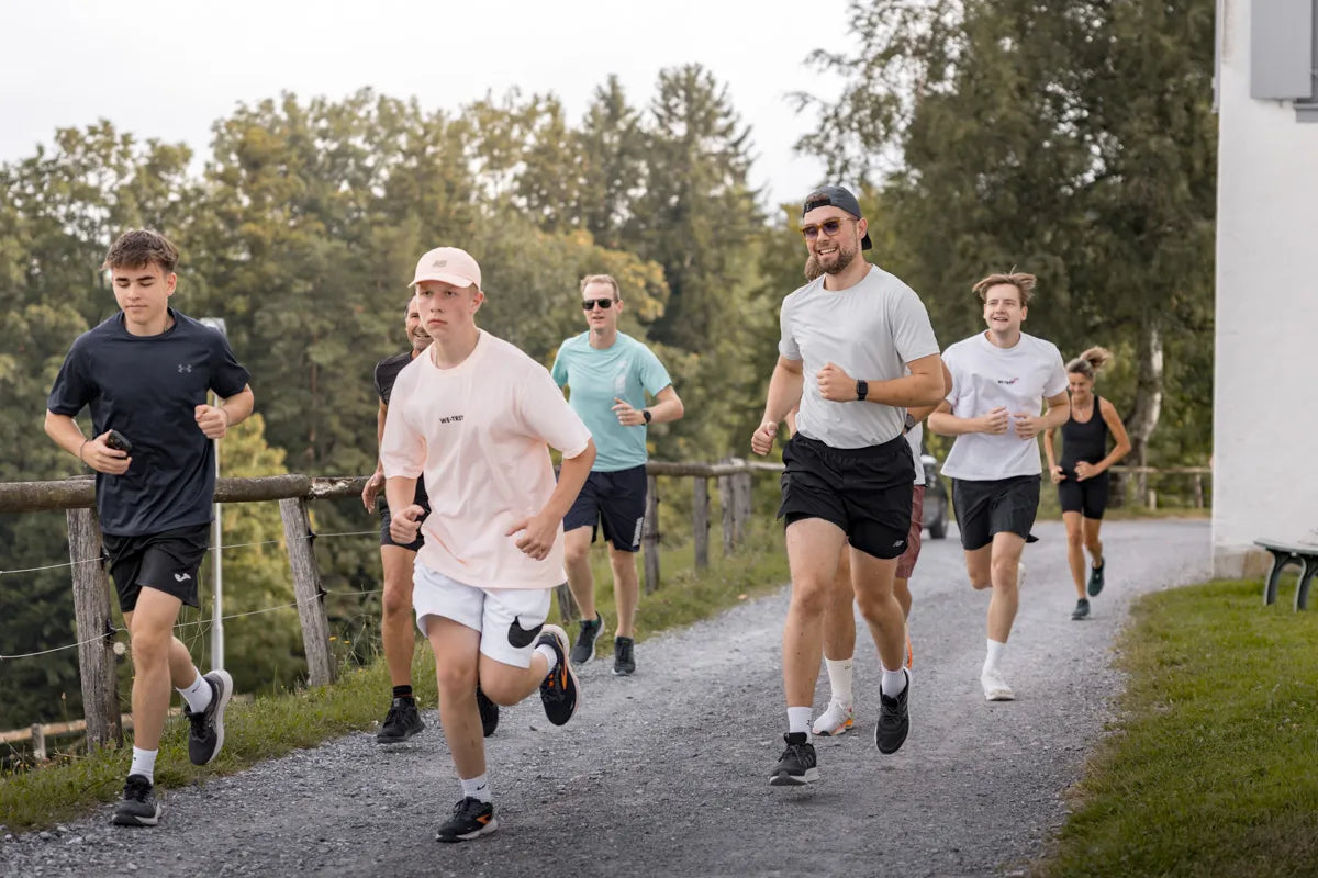 WE•TRST Run Club beim Saisonstart – Laufgruppe joggt gemeinsam durch die Natur bei St. Gallen
