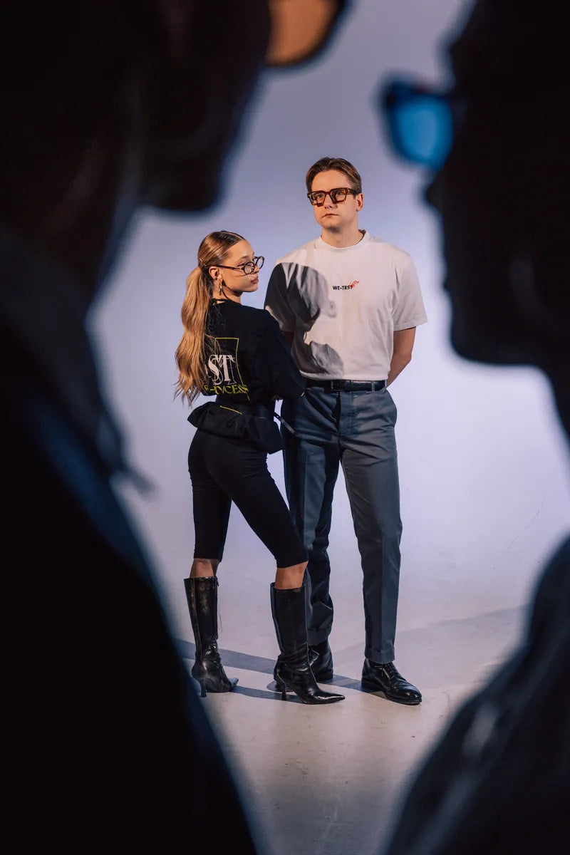 WE•TRST Studio Editorial – zwei Models in Urban Fashion im Fokus, umrahmt von Silhouetten