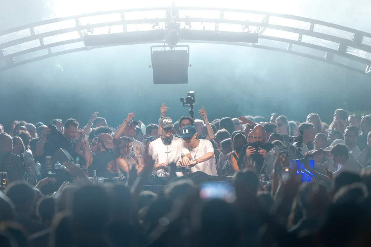 Die Dangel Twins aus Zürich am CODA Openair 2025, präsentieren die Dangel Twins Kollektion – Fashion und Community im Austausch.