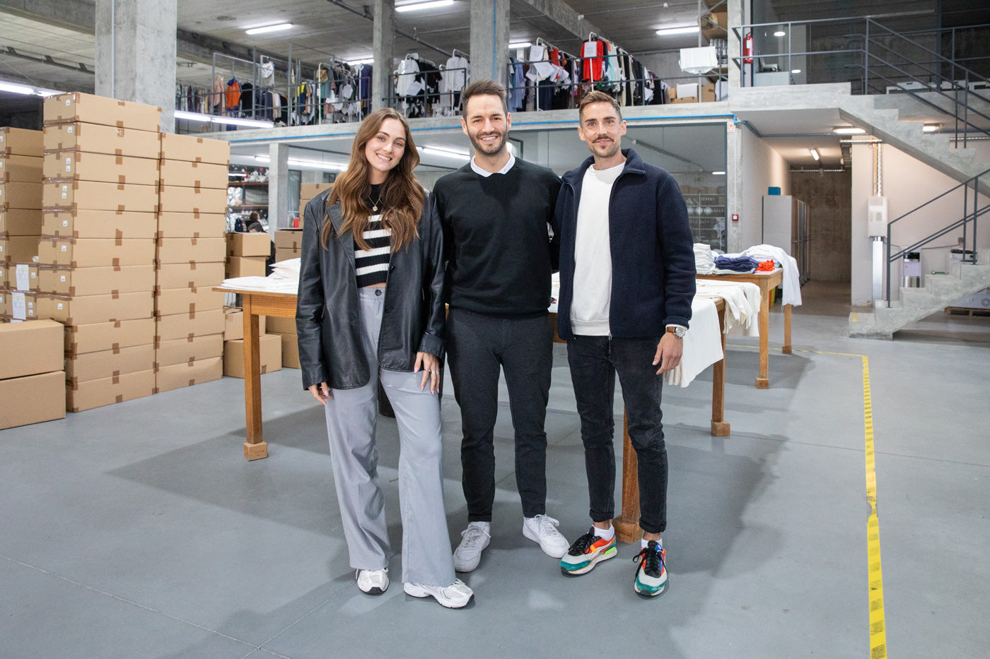 Das Gründer Team von WE•TRST beim Besuch der Produktion.