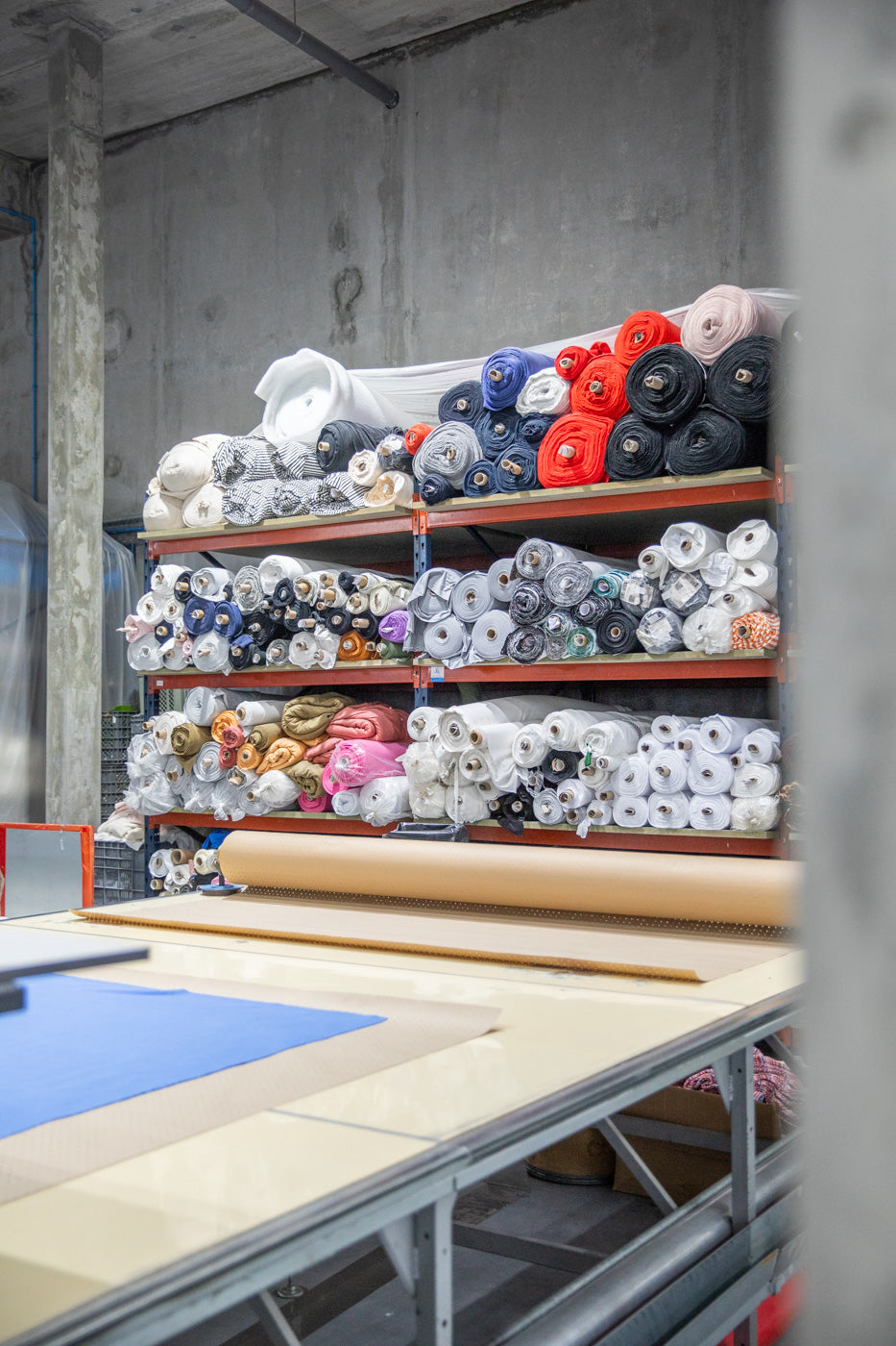 Stoffrollen in der Produktionsstätte von WE•TRST.