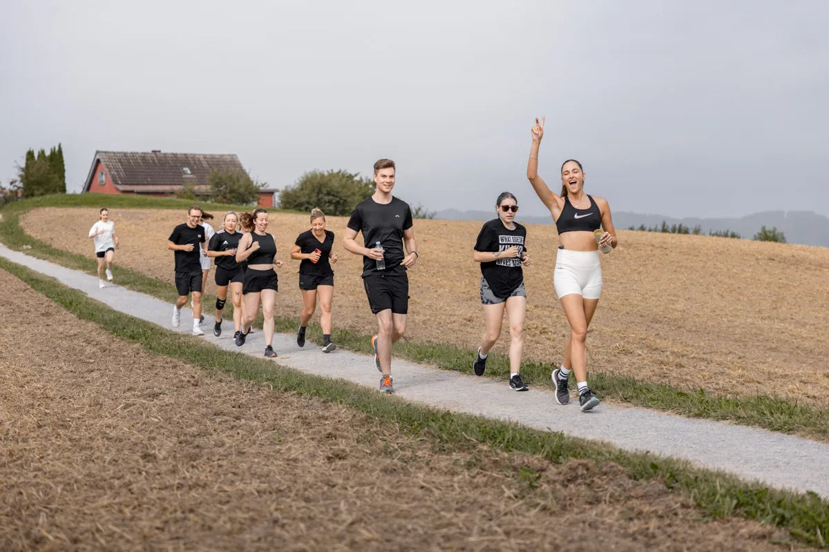 WE•TRST Run Club – Läufer:innen joggen motiviert durch die Natur