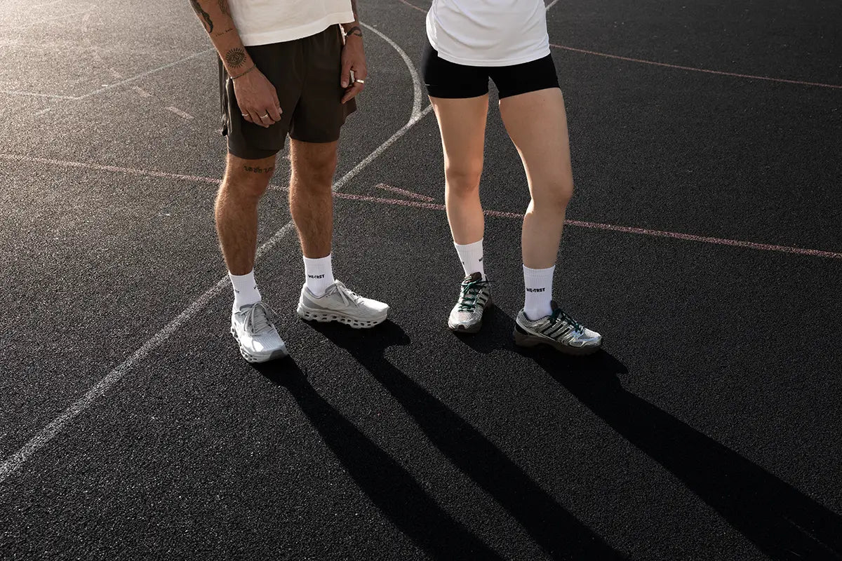 WE•TRST STEP•ONE Socks – weisse Crew Socken getragen auf dem Sportplatz
