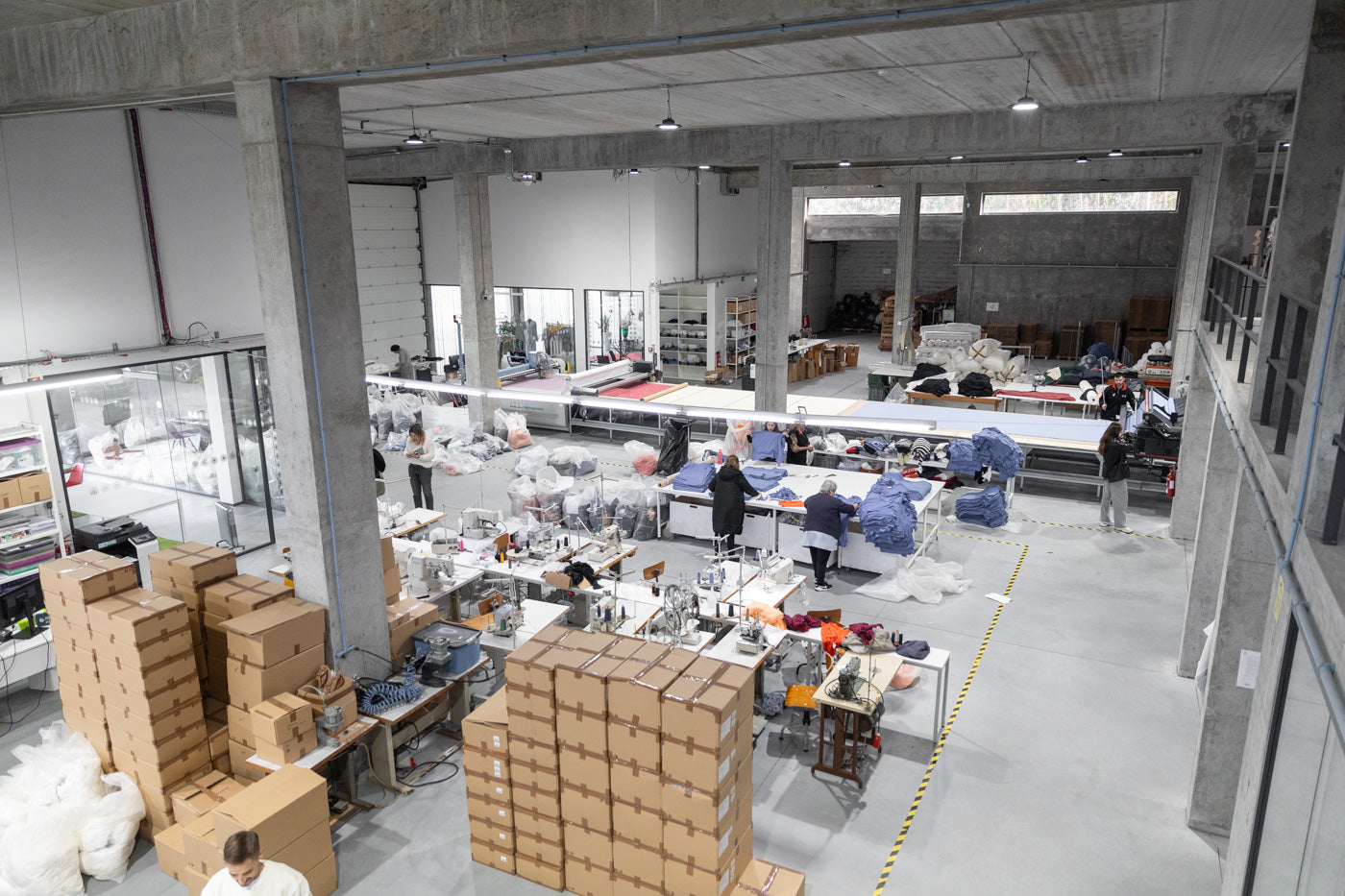 Ein Blick in die Produktionshalle von WE•TRST in Portugal.