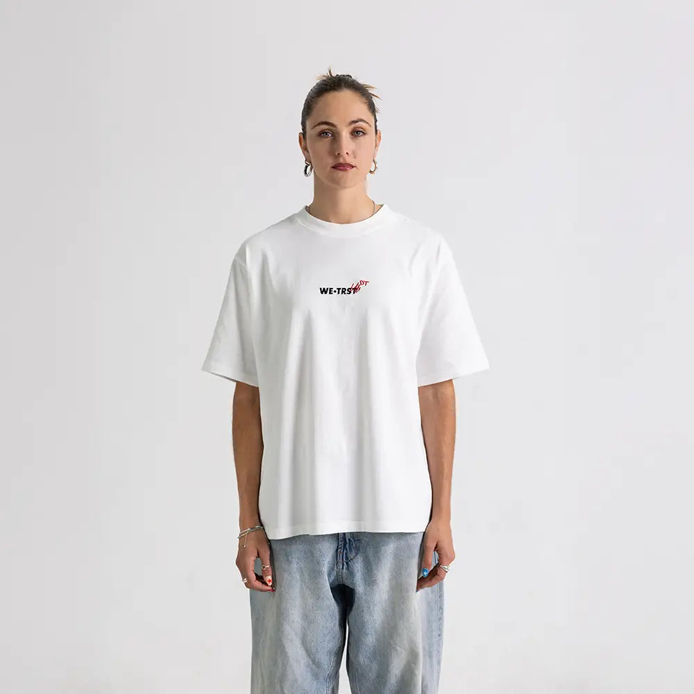 Arina Luisa mit silbernen Creolen präsentiert das WE•TRST Dangel Twins-Shirt in schlichter Frontansicht – minimalistischer Look und hochwertigem Stick.