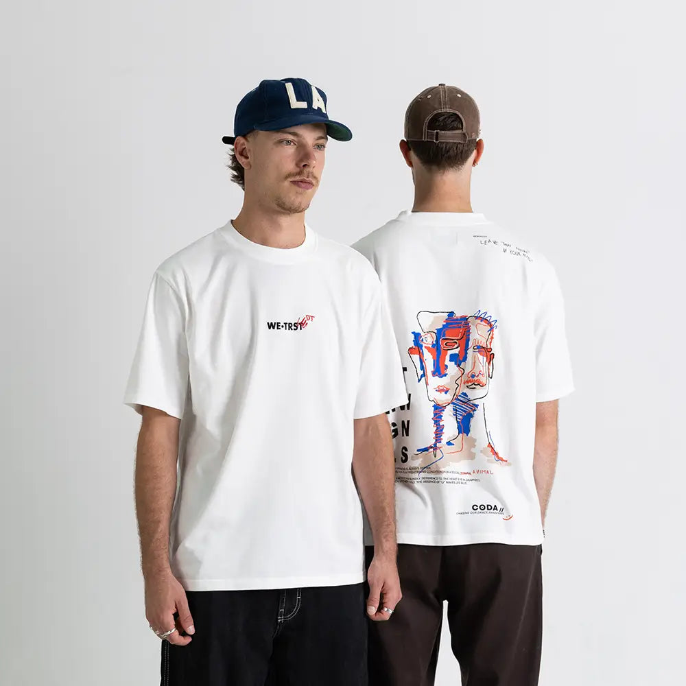 Die Dangel Twins zeigen das Dangel Twins-Shirt von vorne und hinten – WE•TRST x Dangel Twins Collection.