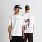 Die Dangel Twins zeigen das Dangel Twins-Shirt von vorne und hinten – WE•TRST x Dangel Twins Collection.