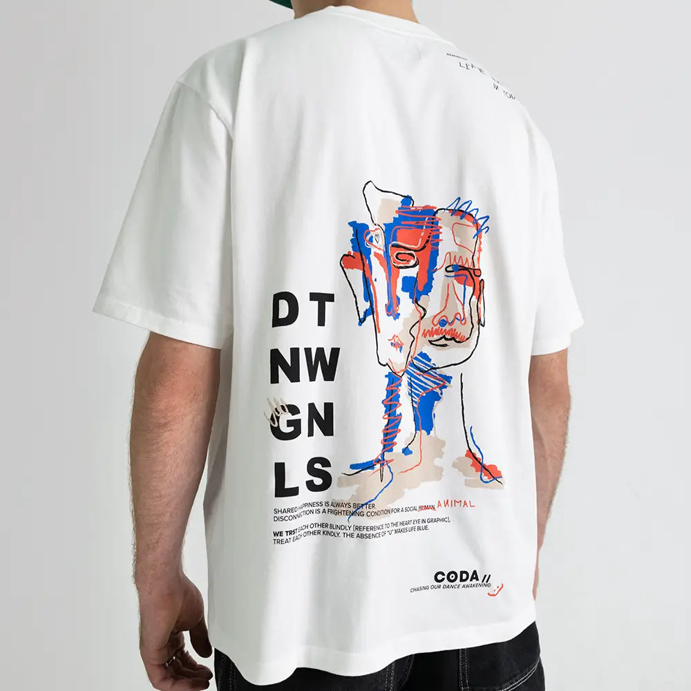 Detailaufnahme des grafischen Rückendesigns auf dem WE•TRST Dangel Twins-Shirt mit stilisierter Gesichtsillustration.