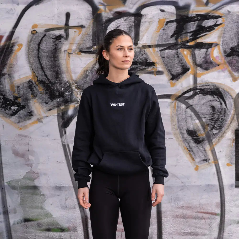 WE•TRST Hoodie Running Department – schwarze Performance Streetwear für Frauen