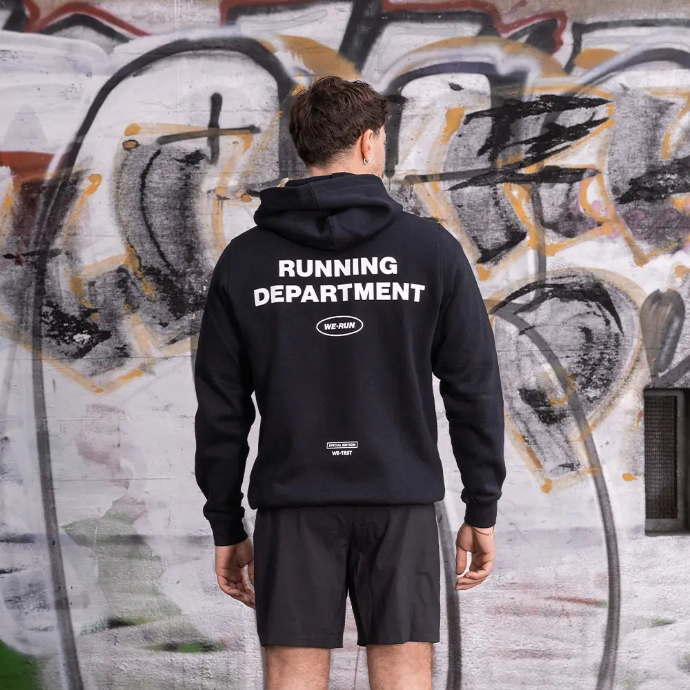 WE•TRST Running Department Hoodie Rücken – Statement Print für Urban Running und Community