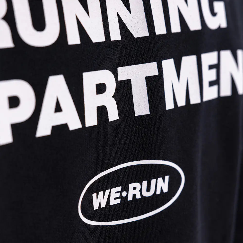 WE•TRST Running Department Print Detail – hochwertiger Siebdruck auf schwarzem Hoodie