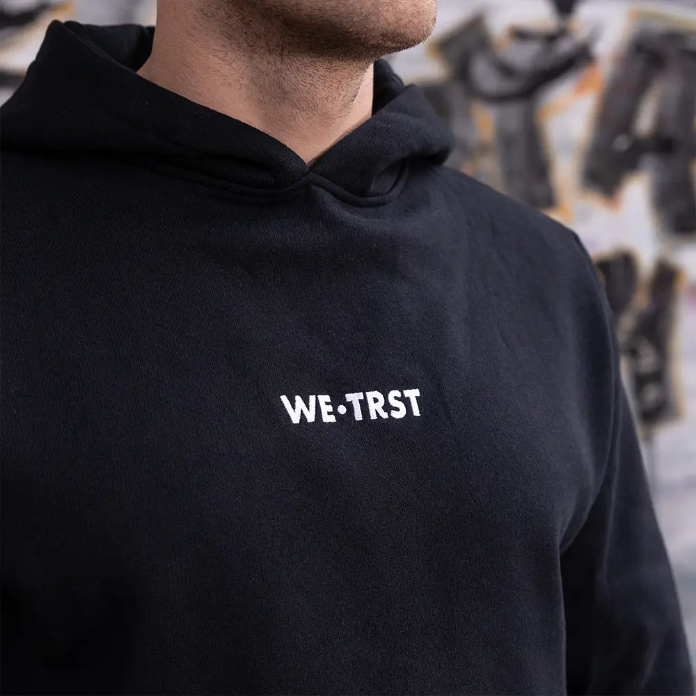 WE•TRST Logo Detail auf Hoodie – minimalistische Performance Streetwear aus Portugal