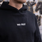 WE•TRST Logo Detail auf Hoodie – minimalistische Performance Streetwear aus Portugal