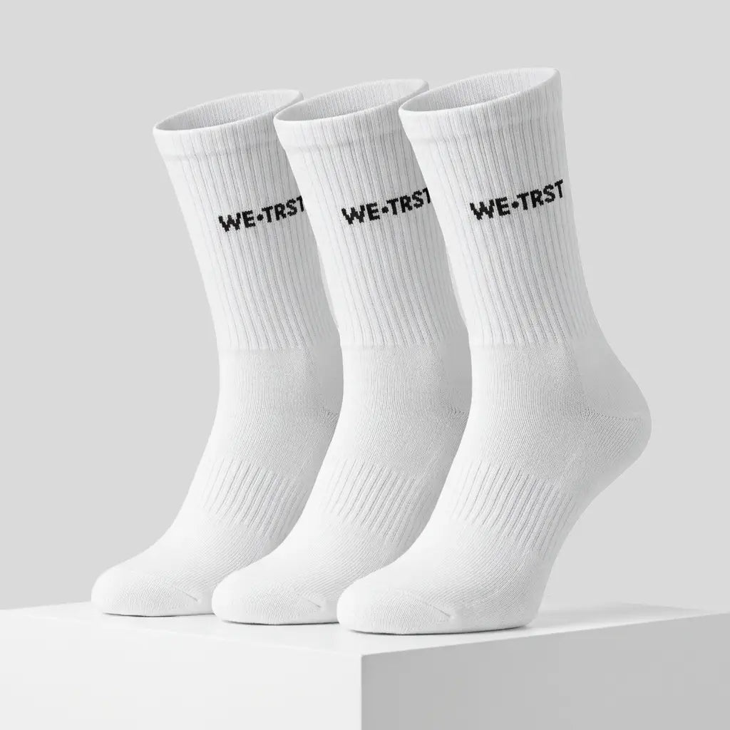 WE•TRST STEP•ONE Socks – weisse Crew Socken im Dreierpack mit Logo